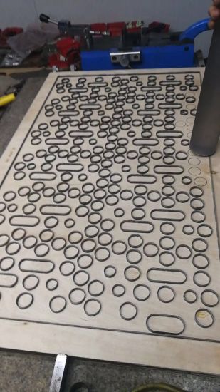 Machine automatique de cintreuse de règle en acier de précision pour la coupe