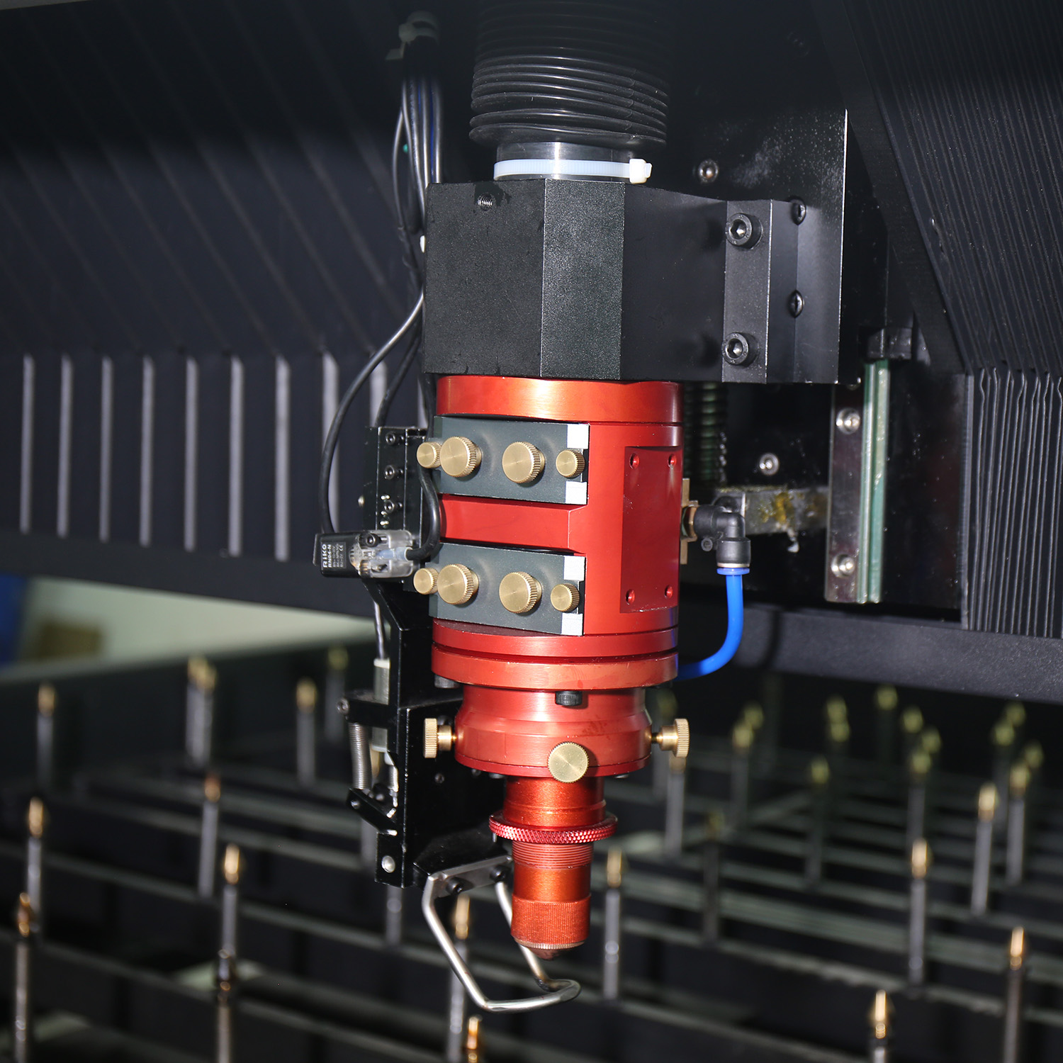 Machine laser 1000W pour fabriquer des matrices de règle en acier laser